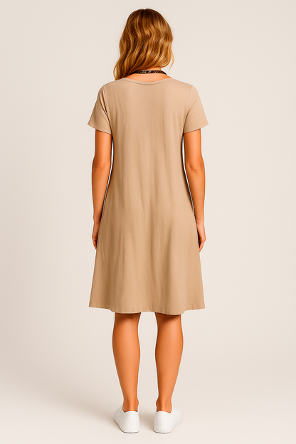 Vestido Lavínia Midi Decote Redondo Bolsos Frontais e  Manga Curta